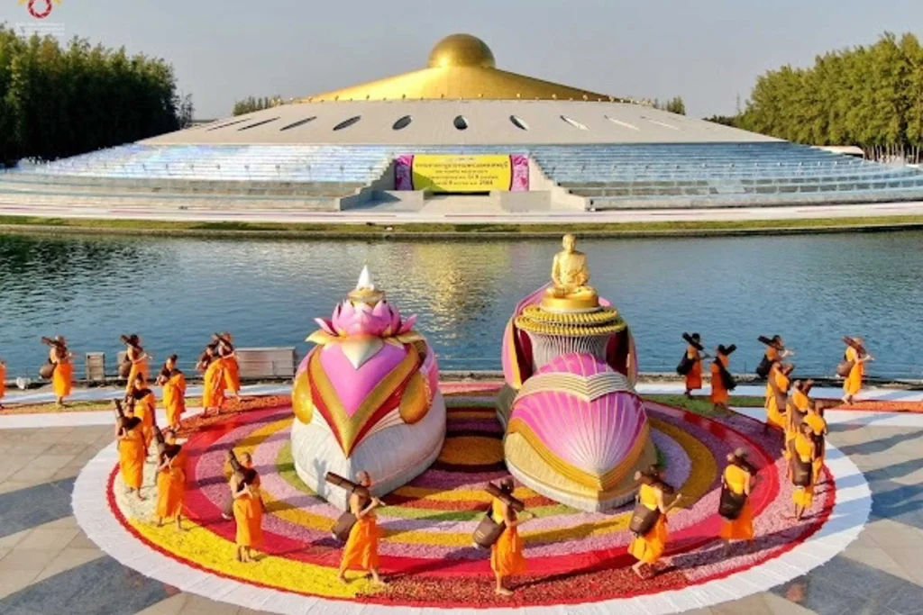 Wat Paknam Bhasicharoen temple grounds and architecture